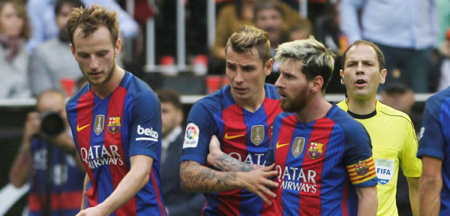 Messi resuelve  al final de penalti  y enfría la caldera de Mestalla