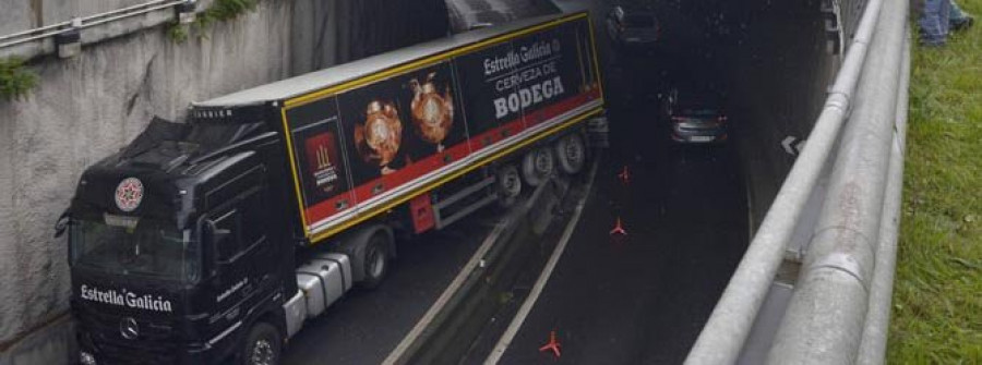CAMBRE-Un camión bloquea la entrada a A Coruña por la N-VI durante  tres horas a la altura de O Seixal