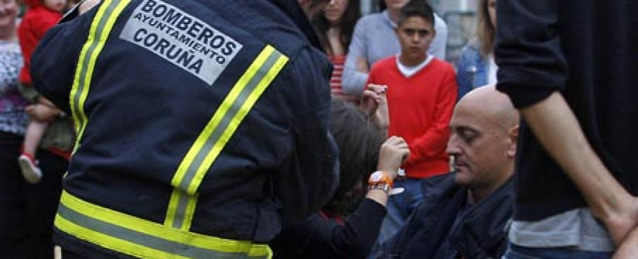 Los bomberos rescatan a dos niñas atrapadas en un columpio