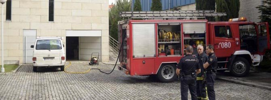 Un incendio obliga a desalojar a los usuarios de la biblioteca de Elviña