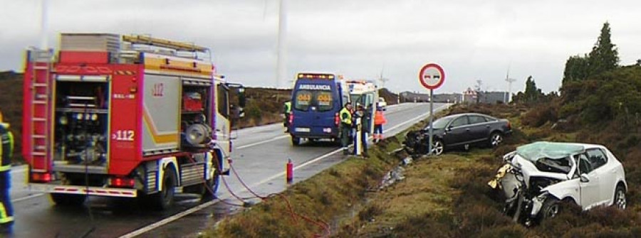 Una colisión frontal en As Pontes provoca tres fallecidos y  dos heridos graves