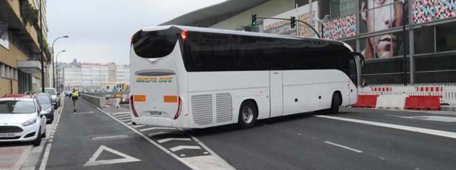 Dos autobuses bloquean el  túnel de La Marina al no poder atravesarlo por sus dimensiones