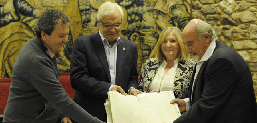 Reportaxe | Un manuscrito do antigo diccionario de Valladares chega á Real Academia Galega