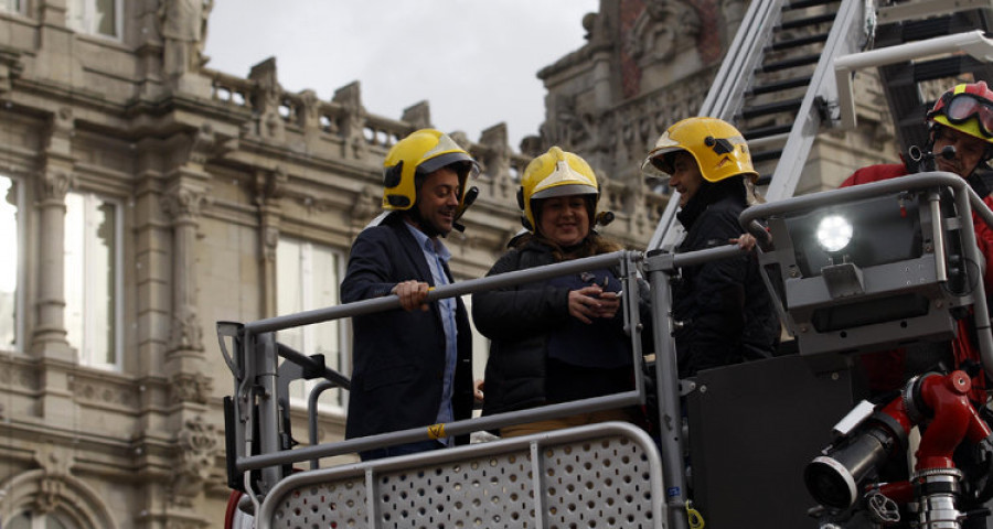 Los bomberos estrenan un camión con brazo extensible que puede llegar hasta un piso doce