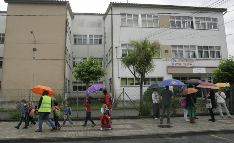 Betanzos entrega la medalla de plata de la ciudad al colegio Vales Villamarín por su 50 aniversario