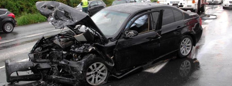 Muere una joven en una brutal colisión entre dos coches en la N-VI en Oleiros