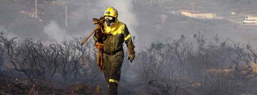 Los bomberos apagan otros tres conatos de fuego en la zona de Bens