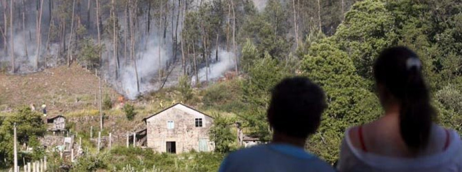 Un incendio declarado en Ponteareas obliga a desalojar una vivienda durante unas horas