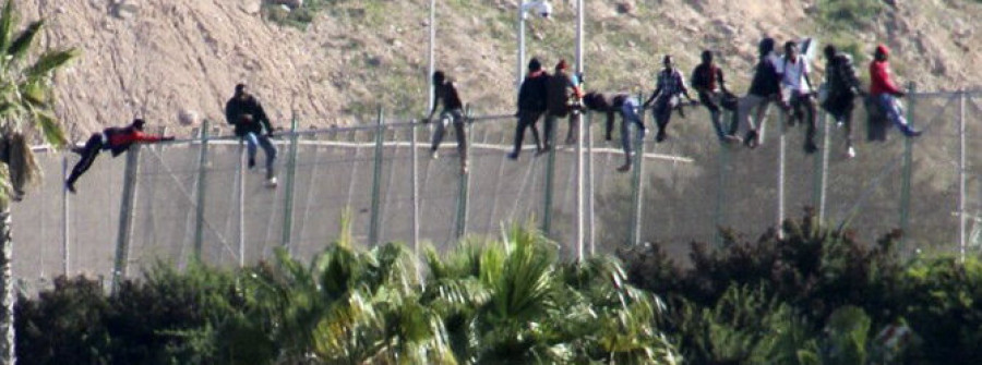 Solo dos subsaharianos de un centenar que intentó saltar la valla de Melilla logró hacerlo