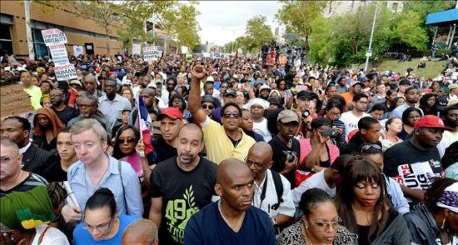 Miles de personas se manifiestan contra la brutalidad policial en Nueva York