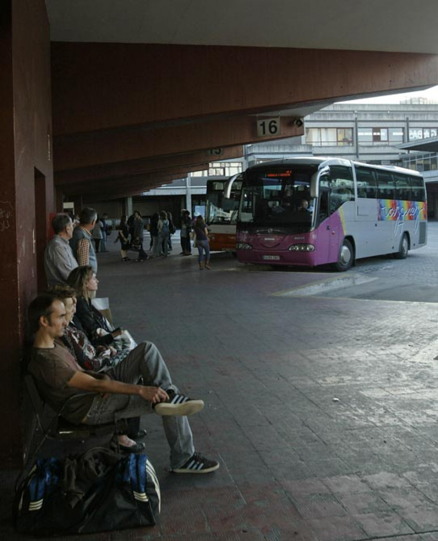 Los vigilantes de la estación  de autobuses denuncian que llevan siete meses sin cobrar