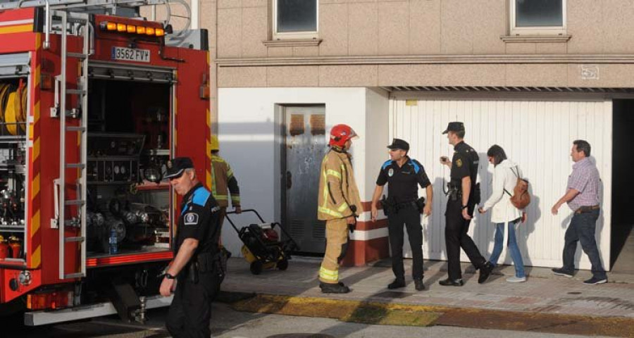 Un fuego calcina dos turismos en un garaje de la ronda de Outeiro