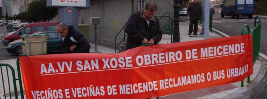 Vecinos de Meicende colocan pancartas para reclamar paradas del bus urbano