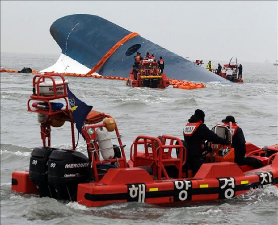 Sigue la búsqueda desesperada de casi 300 surcoreanos tras el naufragio de un ferri