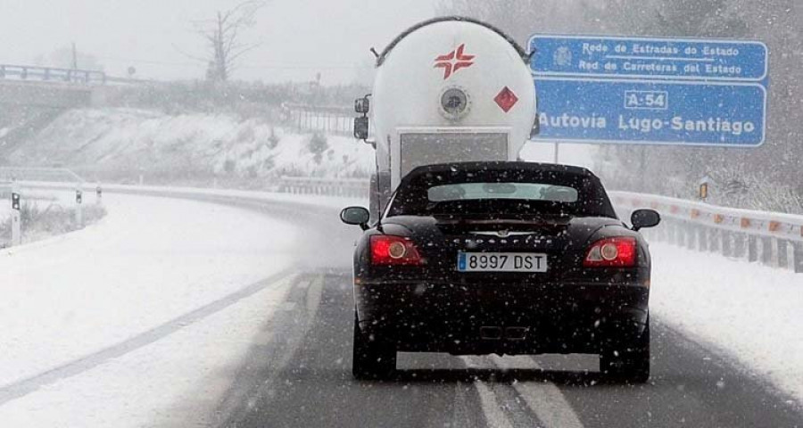 La nieve vuelve a complicar 
la circulación en el interior 
de la comarca de Betanzos