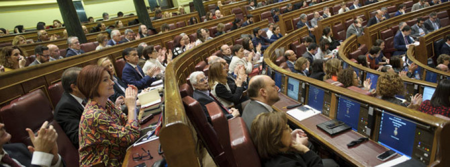 Diecisiete diputados de Podemos piden el bonotaxi que prometieron rechazar
