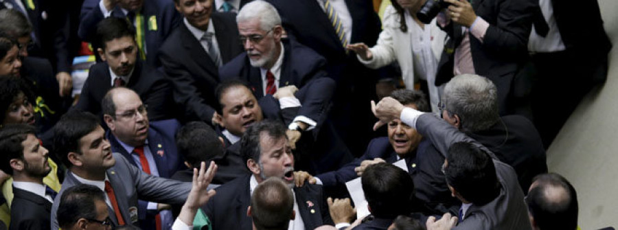 Los insultos y los empujones protagonizan la sesión decisiva para el futuro de Rousseff