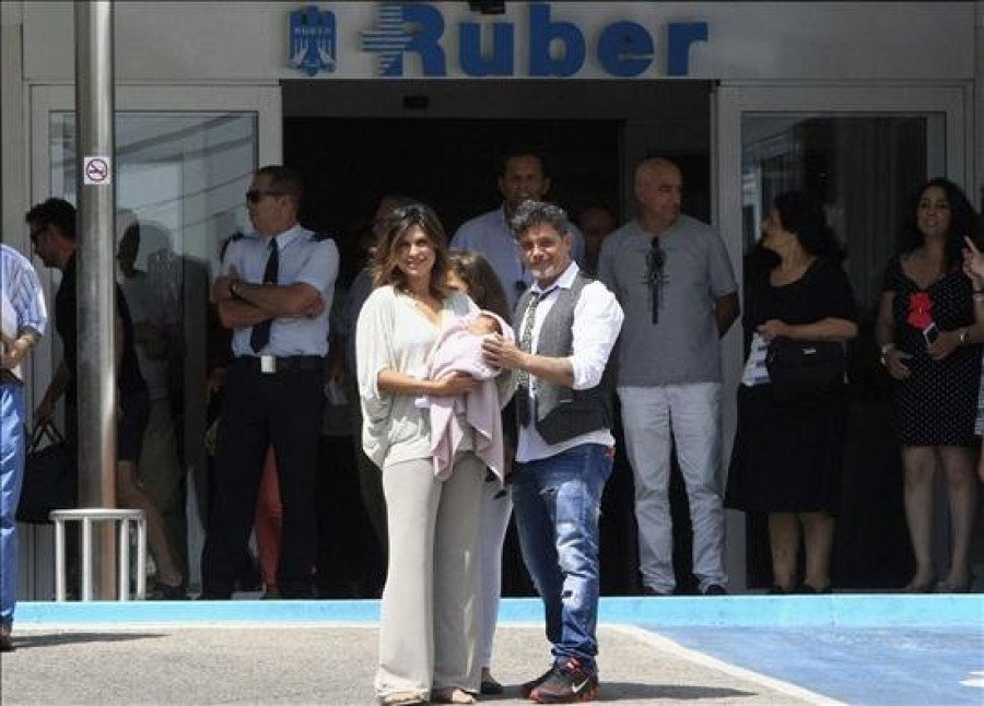 Primer posado oficial de Alma, la hija de Alejandro Sanz y Raquel Perera