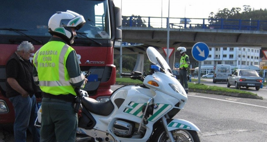 La Guardia Civil intercepta  en Sabón a tres transportistas con drogas en el organismo