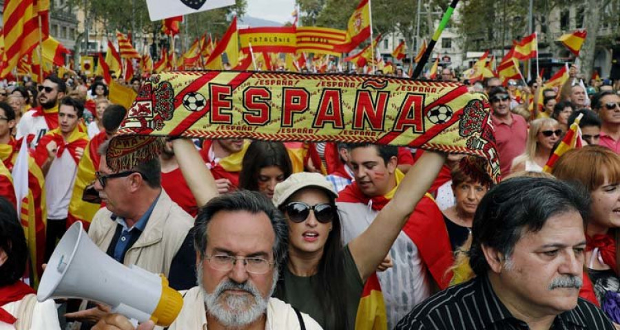 Miles de personas exigen en las calles de Barcelona a Puigdemont 
que “rectifique”