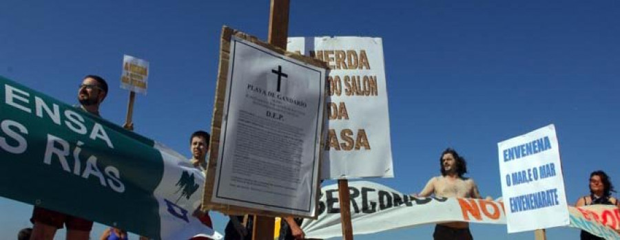 El BNG de Bergondo escenifica en la playa su rechazo a la EDAR de Gandarío