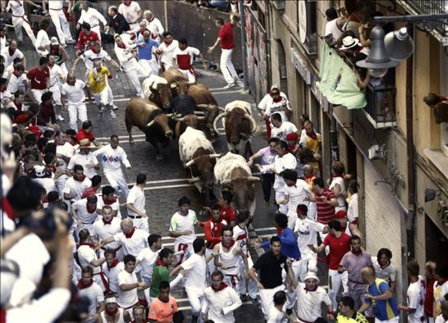 El primer encierro de los sanfermines 2013, peligroso por un toro rezagado