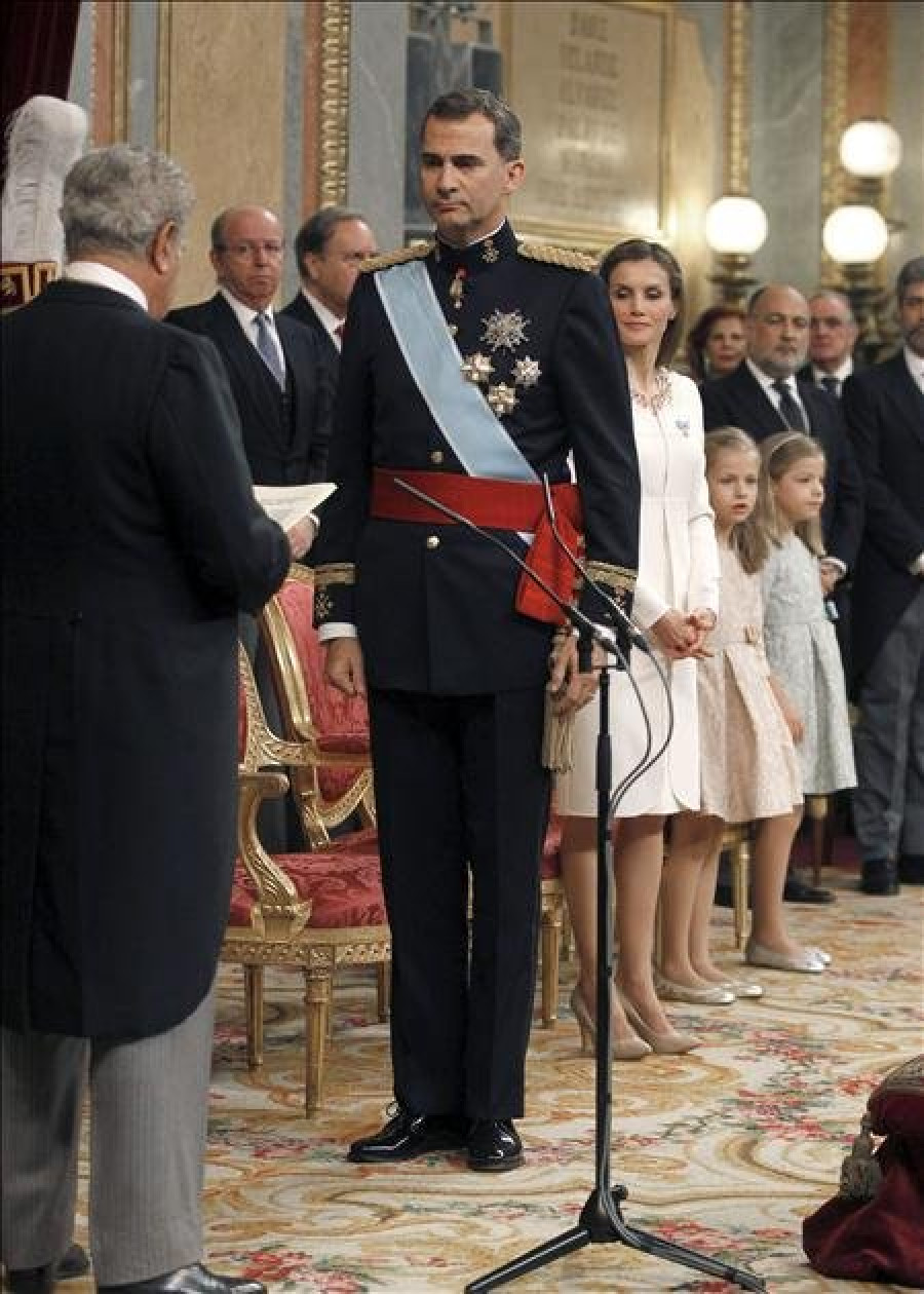 Felipe VI entra en la historia comprometido con un tiempo nuevo