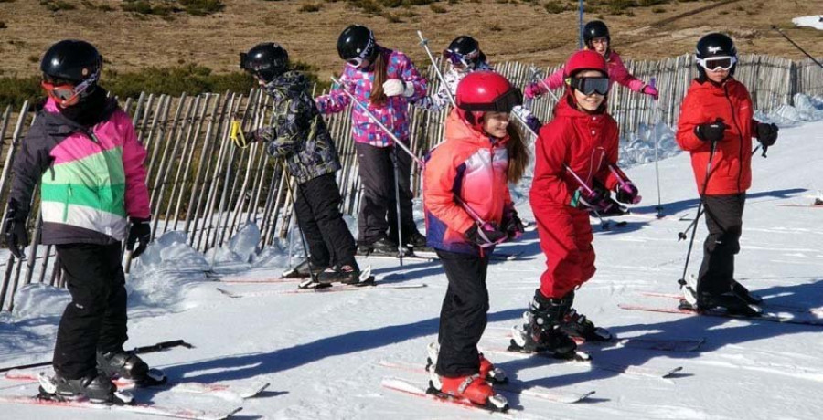 Los niños de la comarca aprenden a esquiar