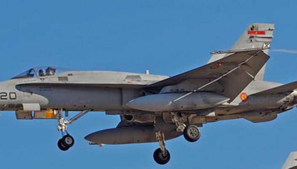 Dos cazas F-18 causan expectación al sobrevolar la comarca a baja altura