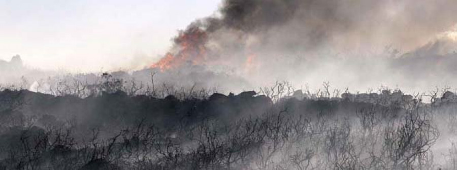 Un fuego deliberado calcina 20 hectáreas de monte entre Bens y O Portiño