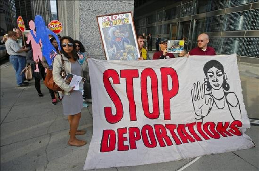 Gobierno de EE.UU. recurre orden de liberación de familias de indocumentados