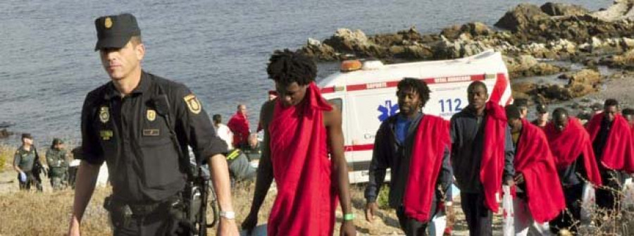 Trece personas resultan heridas en Ceuta cuando intentaban entrar 87 inmigrantes