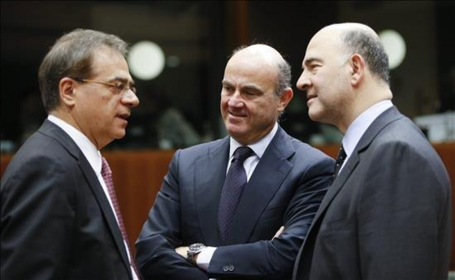 De Guindos afirma que España velará por no perder los 26.000 millones prestados a Grecia