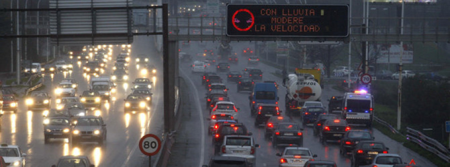 La lluvia constante deja un reguero de heridos y atascos por accidentes de tráfico