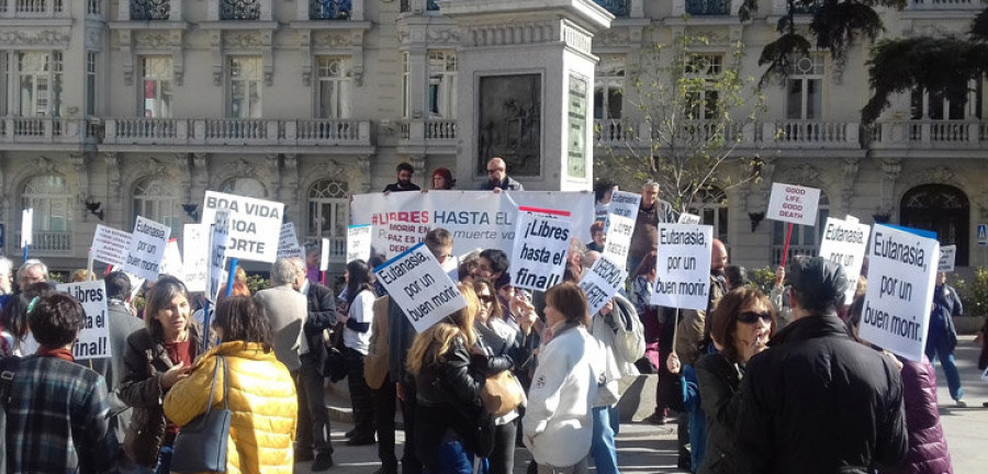 El Congreso frena la ley para despenalizar la eutanasia en España que divide a la izquierda