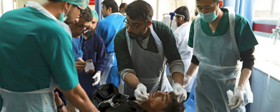 Una ambulancia en Afganistán llena de explosivos deja casi 100 muertos