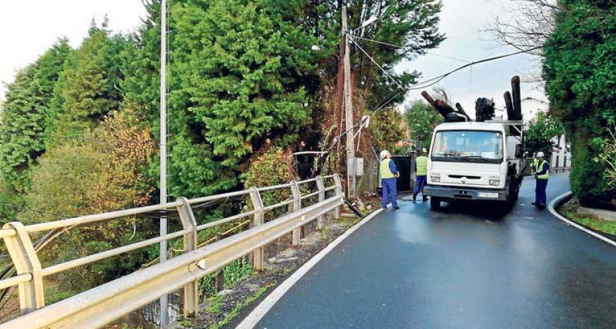 Un camión derriba un poste de teléfono en San Paio