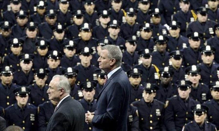 El jefe de Policía de Nueva York pide a los agentes no dar la espalda al alcalde en funeral