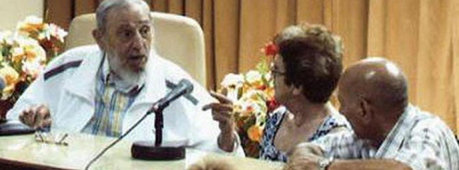 Fidel Castro reaparece en público  en una reunión de maestros queseros
