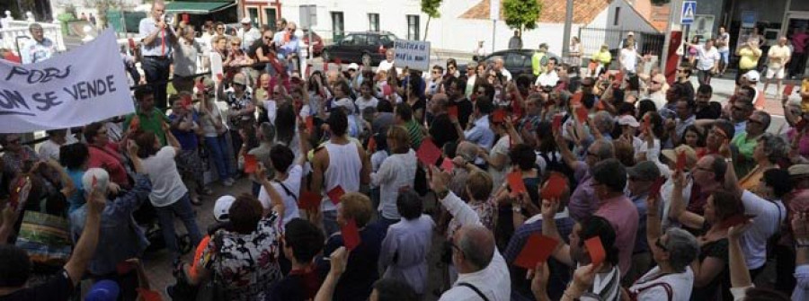 Un millar de vecinos protesta en la calle por la “esperpéntica” situación de Miño