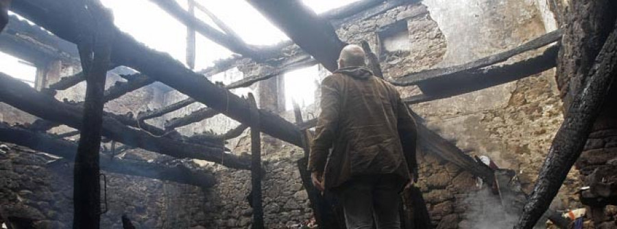 Un incendio calcina la vivienda de un octogenario en una aldea de Curtis