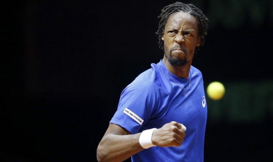 Monfils arrolla a Federer y mantiene viva a Francia