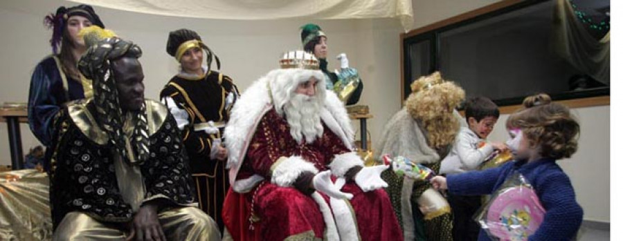 Los Reyes Magos comienzan en Arteixo el recorrido por  los municipios de la comarca