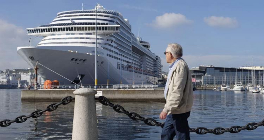 Reportaje | A Coruña se hermana con la mayor ciudad flotante llegada a los muelles