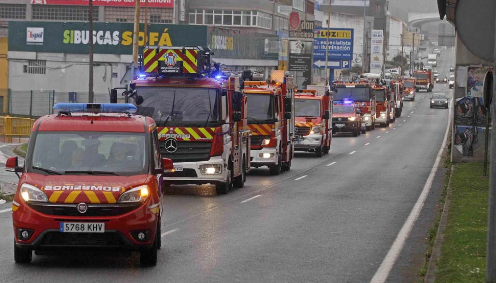 Los bomberos recorren las calles de la ciudad con su flota de vehículos para celebrar su patrón