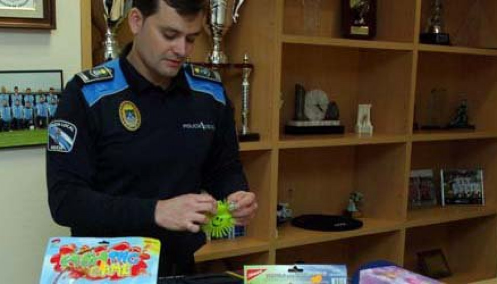 La Policía de Arteixo empieza una campaña de vigilancia de los juguetes que están a la venta