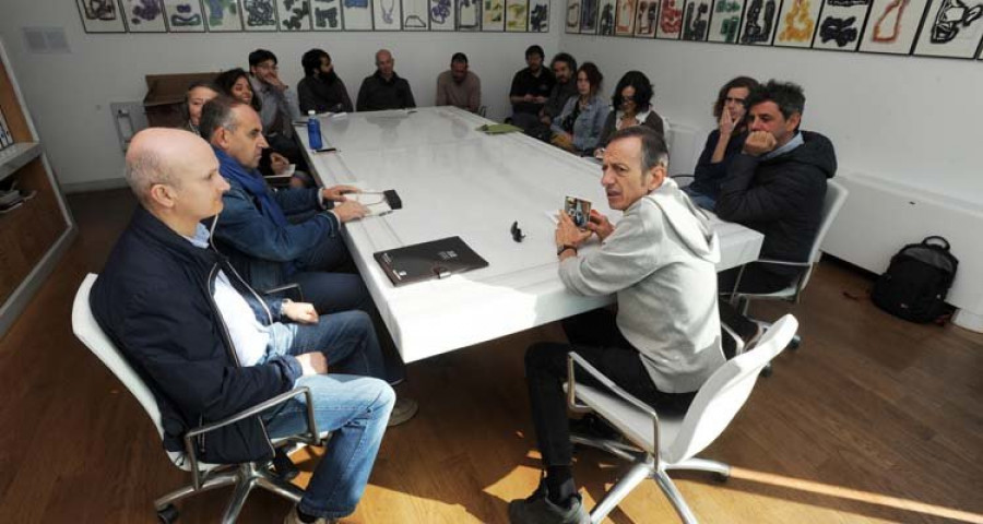 El artista malagueño Rogelio López Cuenca imparte un taller en la Fundación Luis Seoane