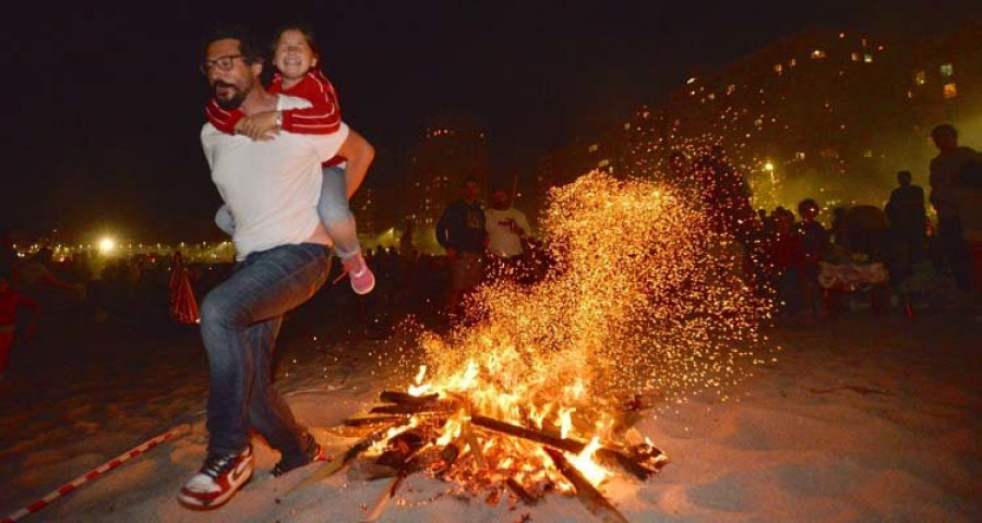 Una noche de San Juan con las playas del Orzán y Riazor imitando las latas de sardinas