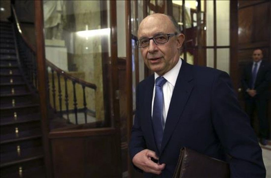 El PSOE pide el cese inmediato de Trillo y Montoro pide no anticipar conclusiones