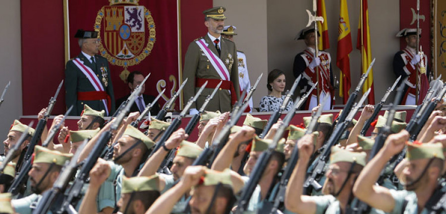 El desfile de las Fuerzas Armadas homenajea a las víctimas del Yak-42